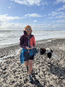 Dagmar Lüdke am Nordsee mit ihrem Hund Ginny