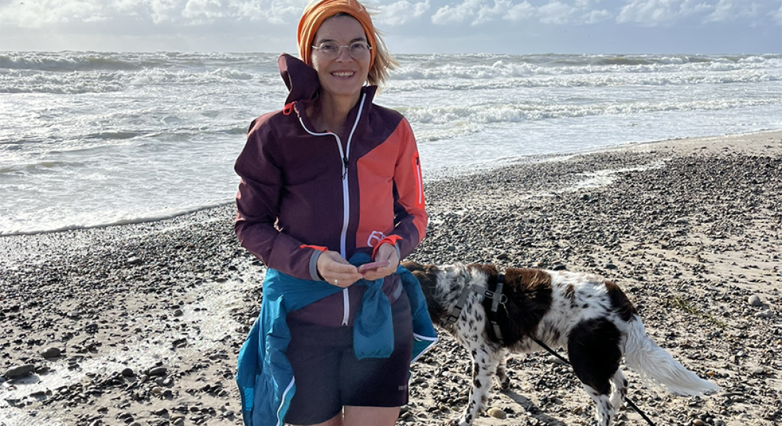 Dagmar Lüdke am Nordsee mit ihrem Hund Ginny